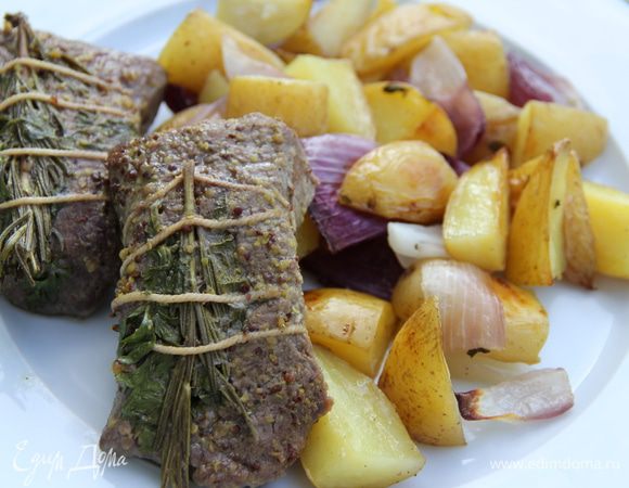 Подаем с гарниром по вкусу. У меня была картошечка, запеченная с красным луком и тимьяном. Приятного аппетита)
