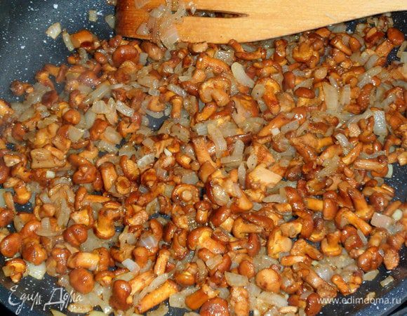 Лисички обжариваем с небольшим количеством раст.масла.Затем добавляем порезаный лук и продолжаем томить минуты 3.Cолим и приправляем по вкусу.