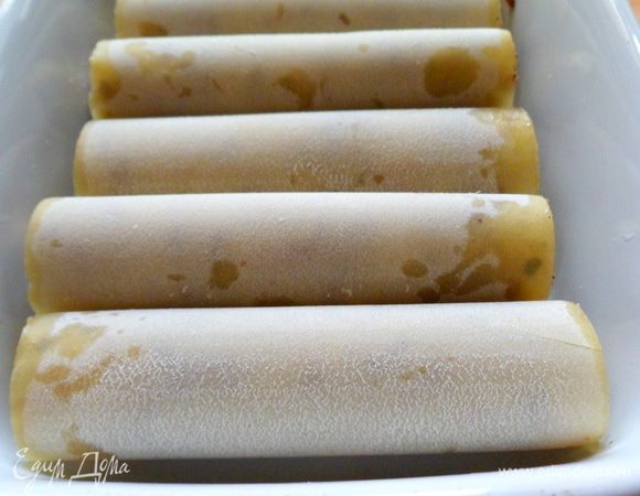 Наполняем каннелони лисичками и луком,укладываем в форму