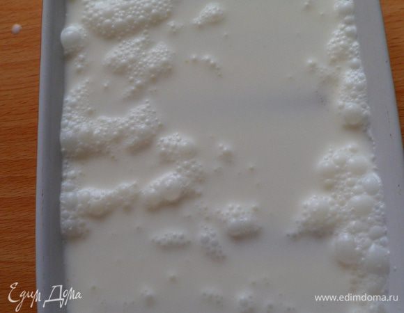 Крем-фреш разводим водой,присаливаем и заливаем каннелони,сверху можно присыпать сыром

