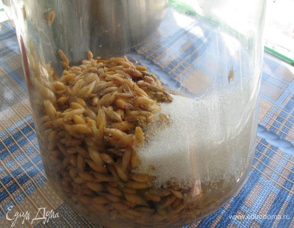 Высыпать в 3-х литр.банку, добавить сахар. Рекомендуют 0,5 стакана, но на мой вкус это кисловато. У меня 1 стакан сахара.