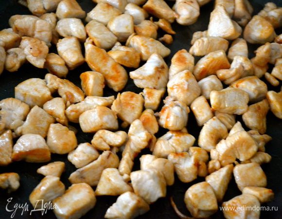 На сковороду, где обжаривался картофель, выкладываем кусочки курицы. Доводим до готовности. Солим, перчим по вкусу.