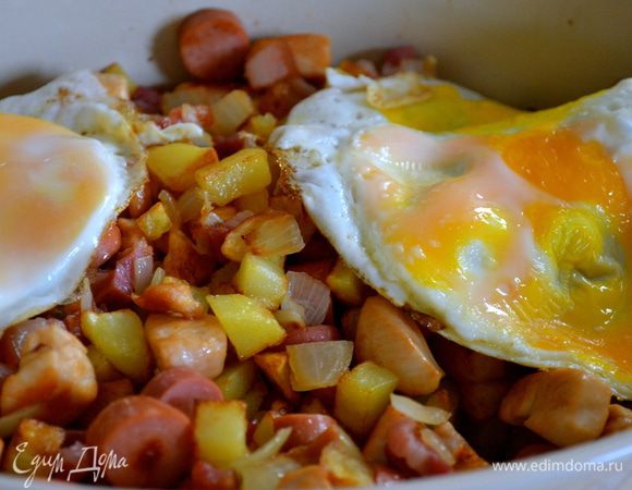 Поджариваем яйца (из расчета одно яйцо на человека - на блюдо). И подаем на стол!!! В качестве сопровождающего гарнира к этому блюду кладут маринованную свеклу и огурчики. У меня отварная свекла и...без огурчиков...на этот раз! )))