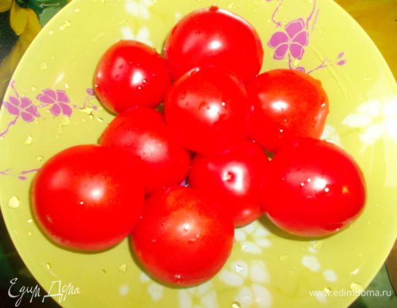 Помидоры вымыть и разрезать на 4 части. Яйца отварить, очистить и также разрезать на 4 части...