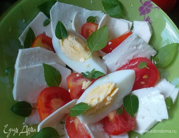 Все ингредиенты смешать, посыпать листиками базилика и заправить оливковым маслом. Если брынза не очень соленая, можно подсолить по вкусу. Приятного аппетита:-))