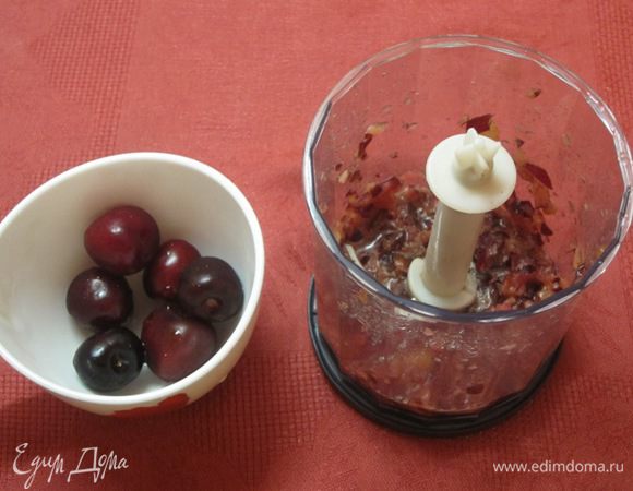 Черешню освободить от косточек, разбить блендером в пюре, процедить сок. Можно так не заморачиваться, а просто взять вишневый сок. Мне просто захотелось использовать черешню.