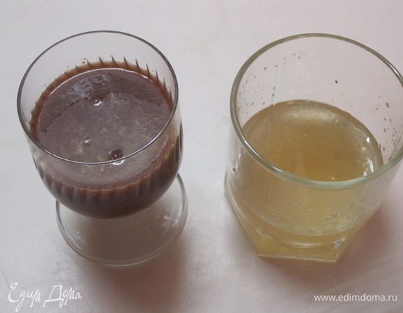 Желатин залить 3/4 стакана холодной кипяченой воды, оставить на 40 минут, нагреть до растворения желатина. Желатин надо использовать на три слоя, поэтому на каждый слой пойдет 1/3 часть от всего желатина.
 1/3 часть растворенного желатина смешать с вишневым соком, добавить сахар по вкусу, примерно 40 грамм.