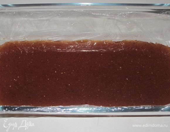 Форму застелить пищевой пленкой. Вылить вишневую массу. Поставить в холодильник до застывания.