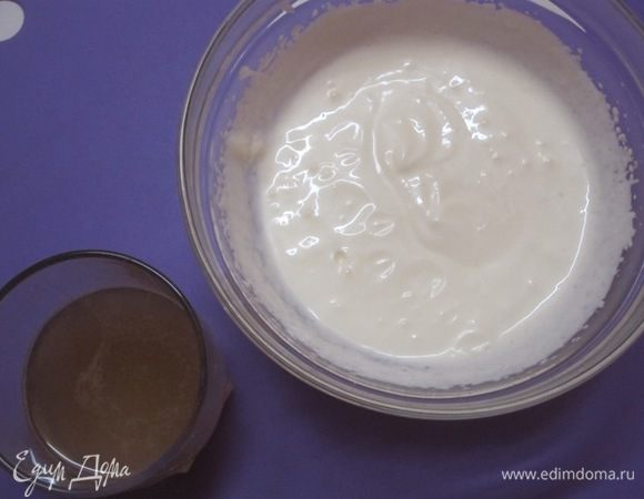 Сметану взбить с 40 граммами сахара. Вмешать половину оставшегося желатина.