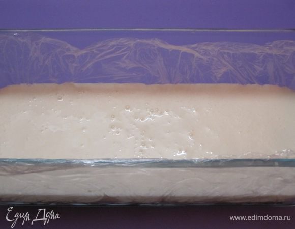 Вылить сметанную массу на застывшее вишневое желе. Снова поставить в холодильник до застывания.