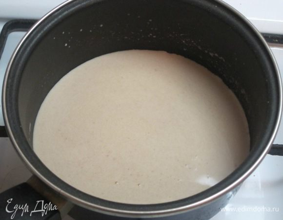 Молоко поставить на слабый огонь, добавить какао, сахар и, постоянно помешивая, довести до кипения. Я еще добавила несколько долек шоколада с орешками.