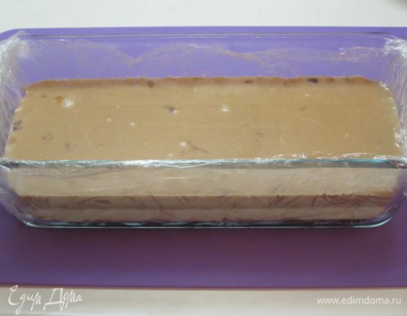 Дать остыть. Смешать какао с оставшимся желатином, долить в форму. Поставить в холодильник до полного застывания.