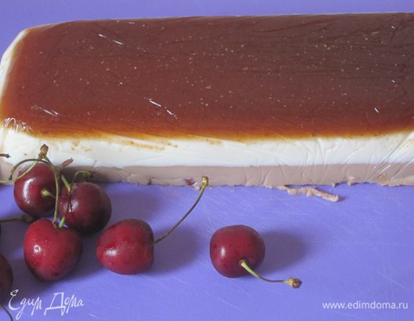 Когда желе полностью застынет, достать, используя пищевую пленку и перевернуть.