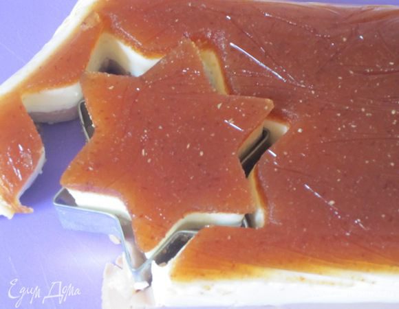 Формочками вырезать желе. Можно сразу слоями заливать в формочки,конечно же, другого плана, а потом достать из формочек. Но мне показалось, что проще такое многослойное желе просто вырезать.