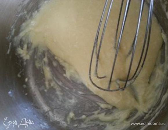 Размягченное сливочное масло смешать с сахарной пудрой. Добавить яйцо и снова смешать. 
