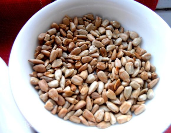 Вначале обжариваем семечки на сухой сковороде... Не забывайте, что они быстро исчезают почему-то в процессе готовки)))