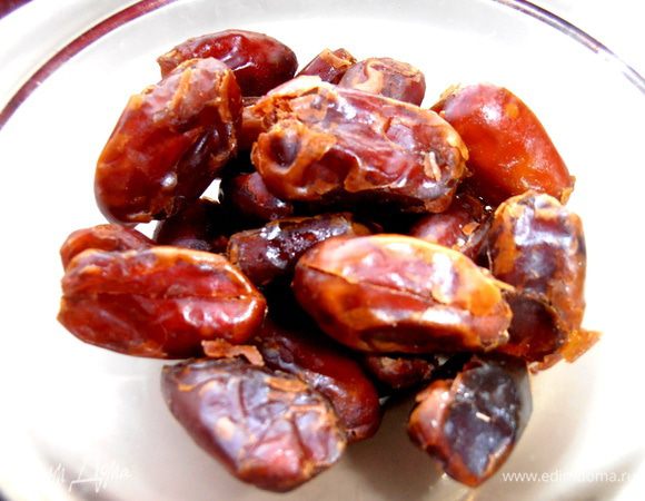 Финики без косточек промываем и просушиваем...