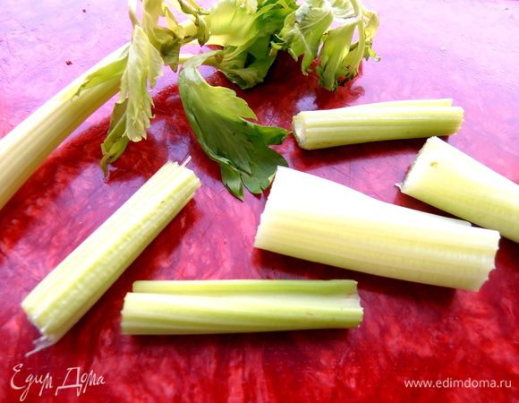 Сельдерей нарезаем на такие брусочки...