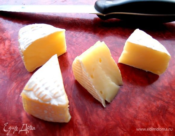 Половинку кружка сыра нарезаем на удобные кусочки-треугольнички...