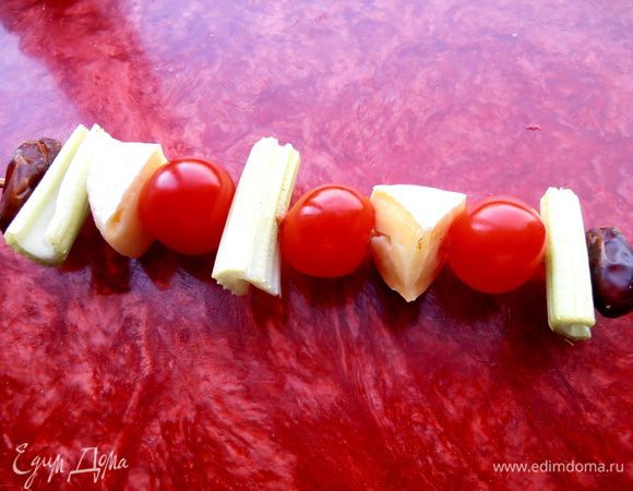 Помидорки само собой моем, сушим и начинаем нанизывать на шпажку примерно так...