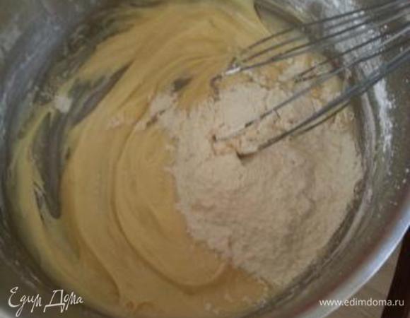 Вмешиваем быстро муку. Муки добавляйте столько, чтобы замесилось мягкое тесто. 