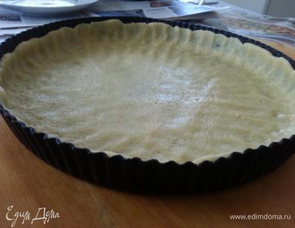Форму для выпекания основы пирога выбираем с невысокими бортами. Не смазывать. диаметр моей формы ок. 30 см. Корж получается очень тонким. Вы можете взять меньший диаметр(напр. 26 см.) и корж будет толще.

Достаем тесто из холодильника. Распределяем его руками по форме, от центра к краям, формируя бортики.  Снова отправляем его в холодильник еще на 30 минут.