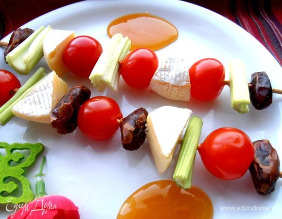 Укладываем шашлычки на тарелку...