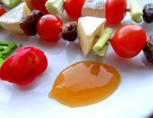 Добавим рядом пару ложек душистого мёда... Поливать не стоит, иначе кусочки будут липкие!