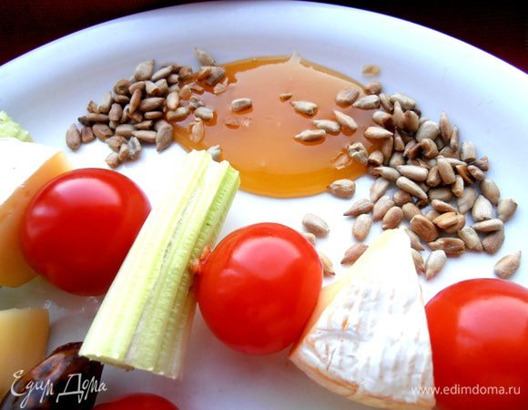 Я очень люблю семечки, поэтому всегда держу дома уже очищенные, да и в выпечку можно их добавить)))