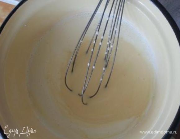 Теперь в миске смешиваем венчком яйца, сахарную пудру, ваниль и сливки. 