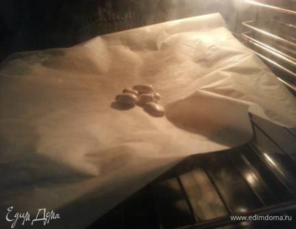 Достаем тесто из холодильника, делаем пару проколов вилкой. Сверху накрываем пергаментом и ввсыпаем несколько бобов (у меня фасоль лоби). Отправляем в духовку на 10 минут.