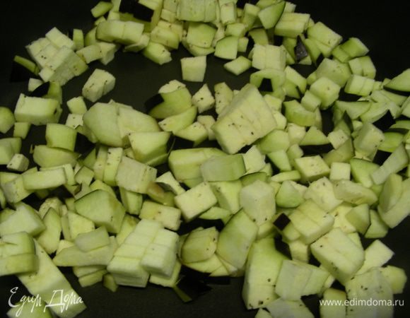 Баклажан режем кубиками и обжариваем до полуготовности на сухой сковороде (можно и на масле обжарить).