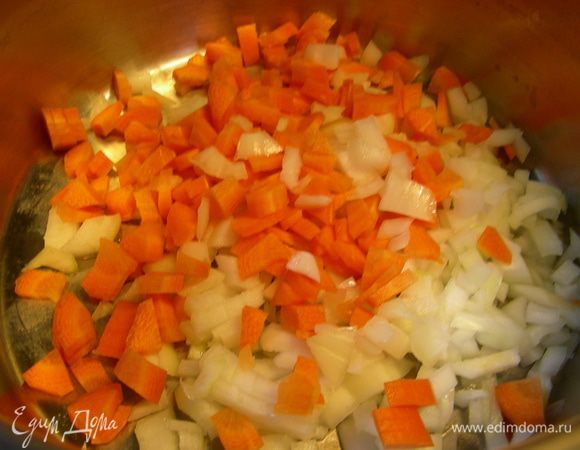Лук и морковь режем мелко. В сотейнике разогреваем 1-2 ст.л. масла и обжариваем овощи 5 минут.