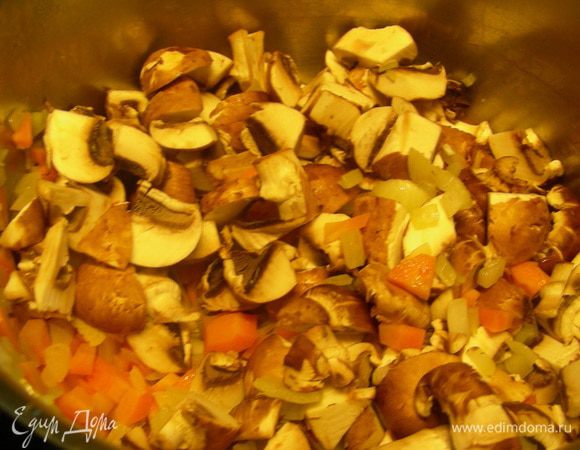 Грибы режем средне и добавляем в сотейник. Готовим еще 5 минут.