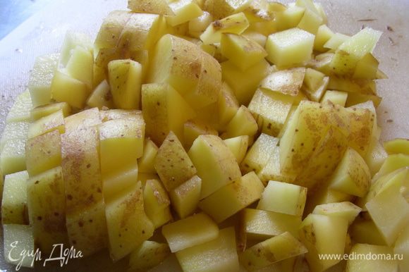 Картофель режем кубиками и добавляем в кастрюлю.
