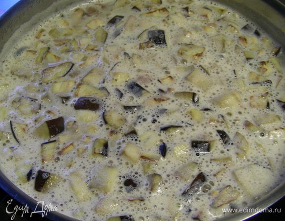 Добавляем в суп баклажаны. Вливаем бульон или воду до желаемой консистенции. Готовим еще минут 10. Добабвляем измельченную зелень, доводим до кипения и выключаем огонь.