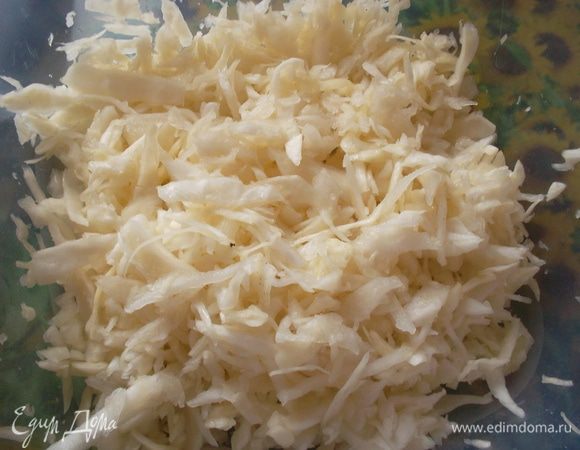 Капусту нашинковать, посолить, перемять...