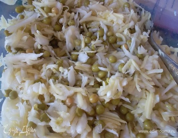 Смешать картофель и капусту, добавить зеленый горошек...