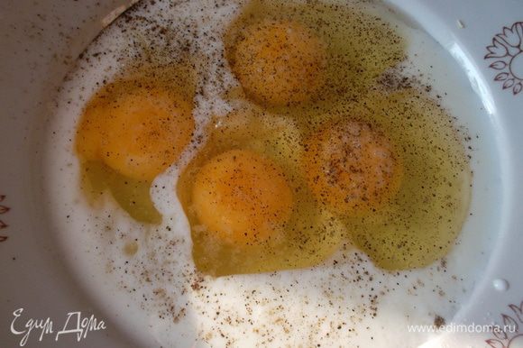 Яйца взбить с кефиром, солью, перцем и мукой...