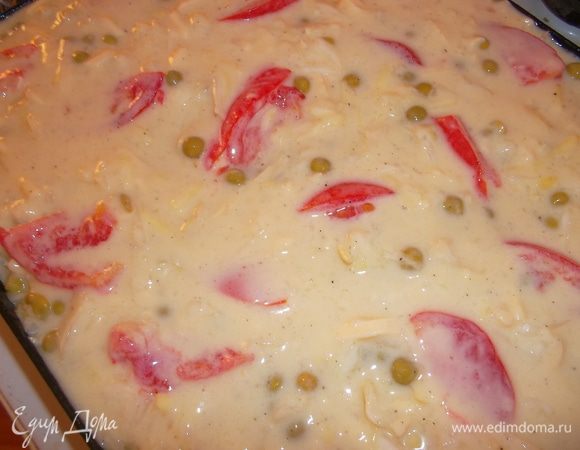 Все выложить в смазанную маслом форму, сверху дольки помидоров, залить яичной смесью...