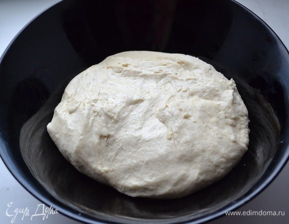 Готовим тесто: дрожжи смешиваем с небольшим количеством теплого молока, растираем с сахаром и оставляем заработать на 10-15 минут. Добавляем теплое молоко и теплую воду, муку, соль, растительное масло и хорошо вымешиваем тесто. Если тесто очень липкое., добавьте еще муки. Тесто должно получиться  мягким и эластичным. 