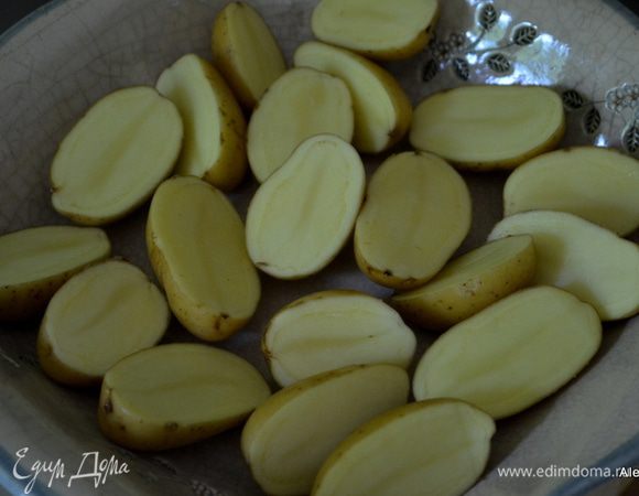 Выложим картофель в смазанное маслом жаропрочное блюдо. Если у вас крупный разрежем  на части.