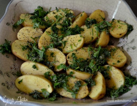 Добавим в картофель петрушку порезанную, соль с приправами, черный перец. Перемешаем.