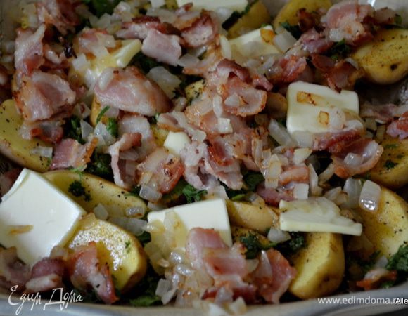 Затем выложим сверху приготовленный бекон с луком, сливочное масло кусочками и воду . Закроем сверху фольгой и поставим в разогретую духовку на 200 гр. на 50 мин. или до готовности.