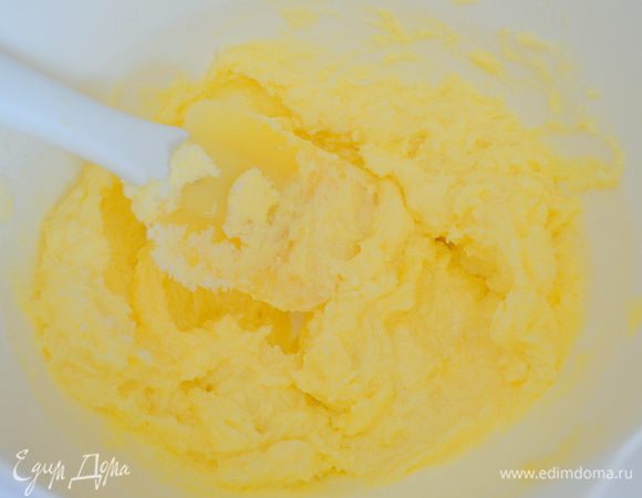 Мягкое масло (маргарин) растереть с сахаром и ванильным сахаром