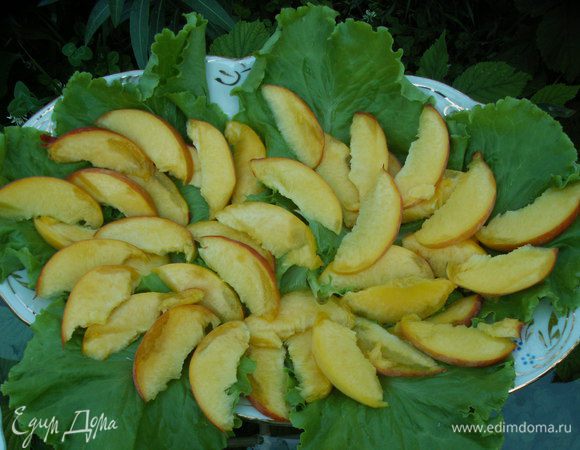  На тарелку выкладываем листья салата. Персики нарезаем тонко дольками и выкладываем сверху. Оставшиеся листья салата рвём руками. Инжир разрезаем на 4 части. Салатные листья, инжир и моцареллу выкладываем в хаотичном порядке.