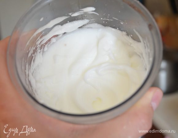 белки взбить с щепоткой соли в крепкую пену