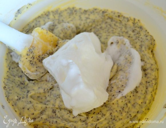 аккуратно, лопаткой ввести их частями в тесто и аккуратно все размешать - не взбивать!