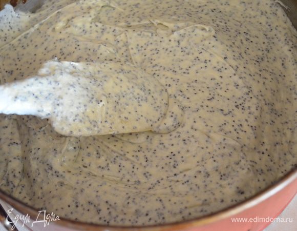 Форму для пирога ()разъемная на 24 см) смазать маслом и выложить в нее тесто, разровнять