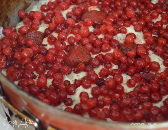 сверху распределяем ягоды